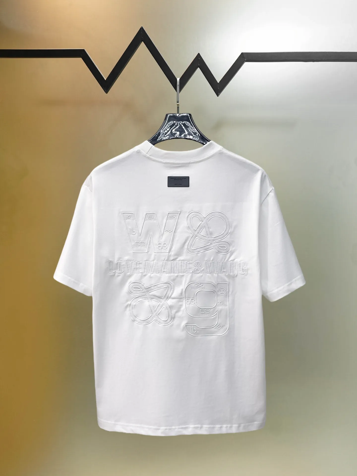 Balenciaga's high-end top-quality products 🐮2026 Spring and Summer New Arrival first counter, the latest New Arrival short-sleeved round neck T-shirt, Premium customized design, avant-garde and fashionable! Brand logo heavy craftsmanship design Premium customized 260g fabric. Soft to the touch. Comfortable to wear. Counter-level exquisite stitching. Fine workmanship. The upper body effect is incomparably handsome! A must-have item for men and women with the same style! Sizes: S~XXL When placing an order, please state your height and weight. The maximum wearing size is 210 pounds (one size larger)